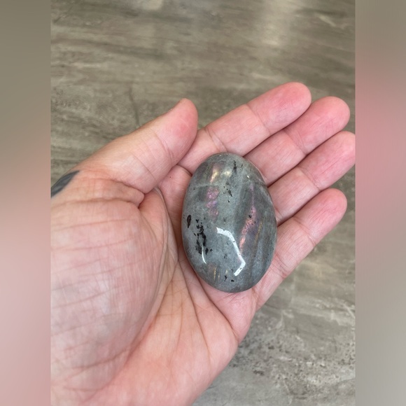 COPY - Labradorite palm stone - Picture 2 of 3